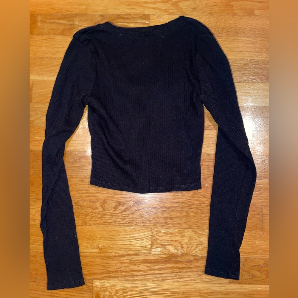 black cropped long sleeve shirt